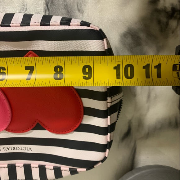 Victoria’s Secret makeup bag and Kiss acrylic press on nails - Picture 5 of 8